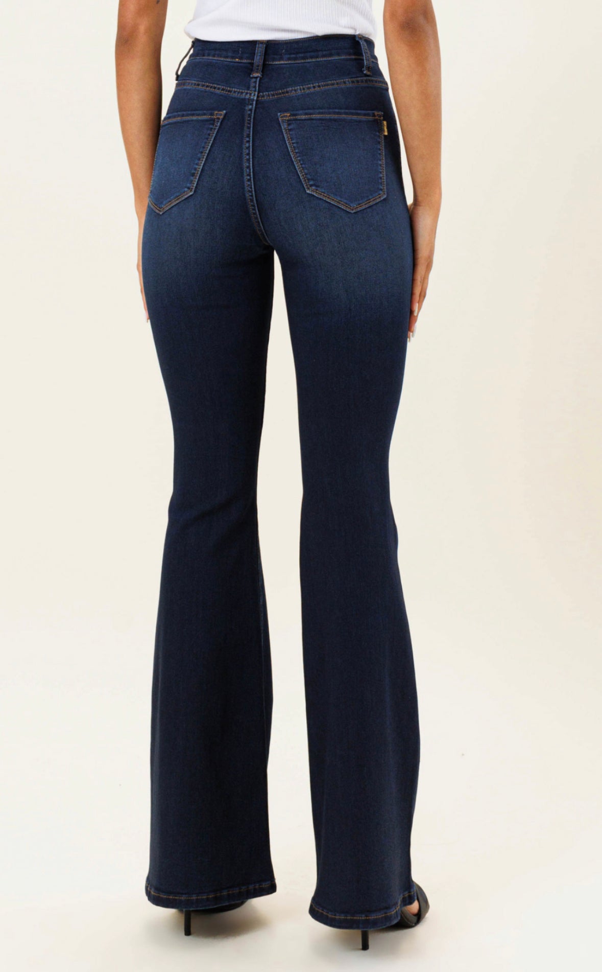 Pantalon jeans cintura alta y acampanado