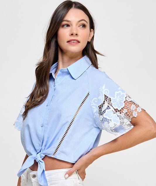 Blusa azul con encaje en mangas