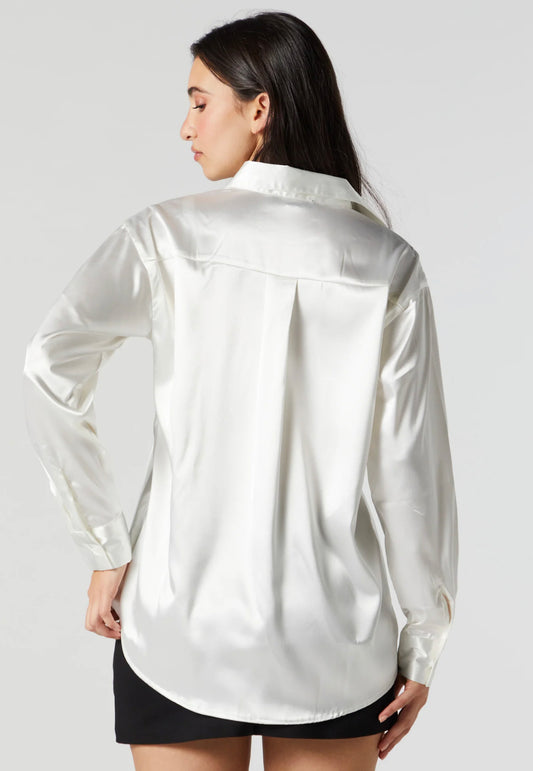 Blusa blanca satinada de botones manga larga