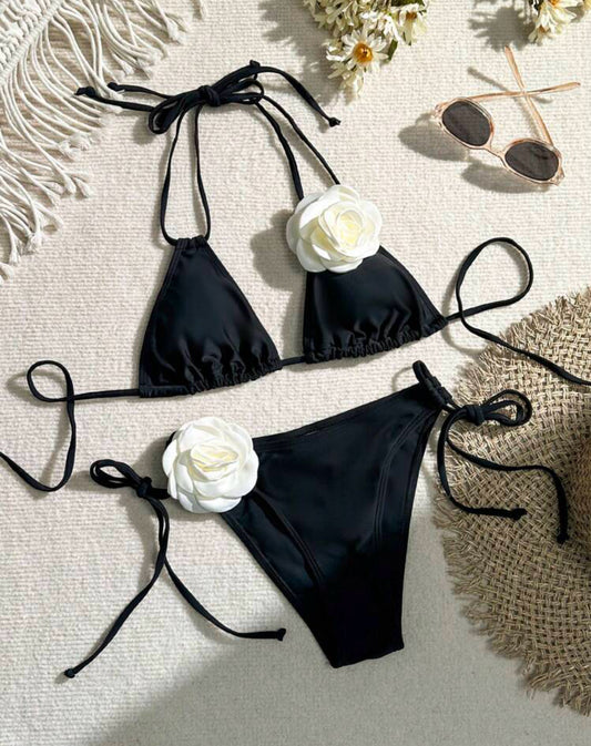 Traje de baño de 2 piezas negro con flor blanca