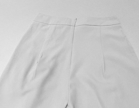 Pantalón blanco de tela botones dorados