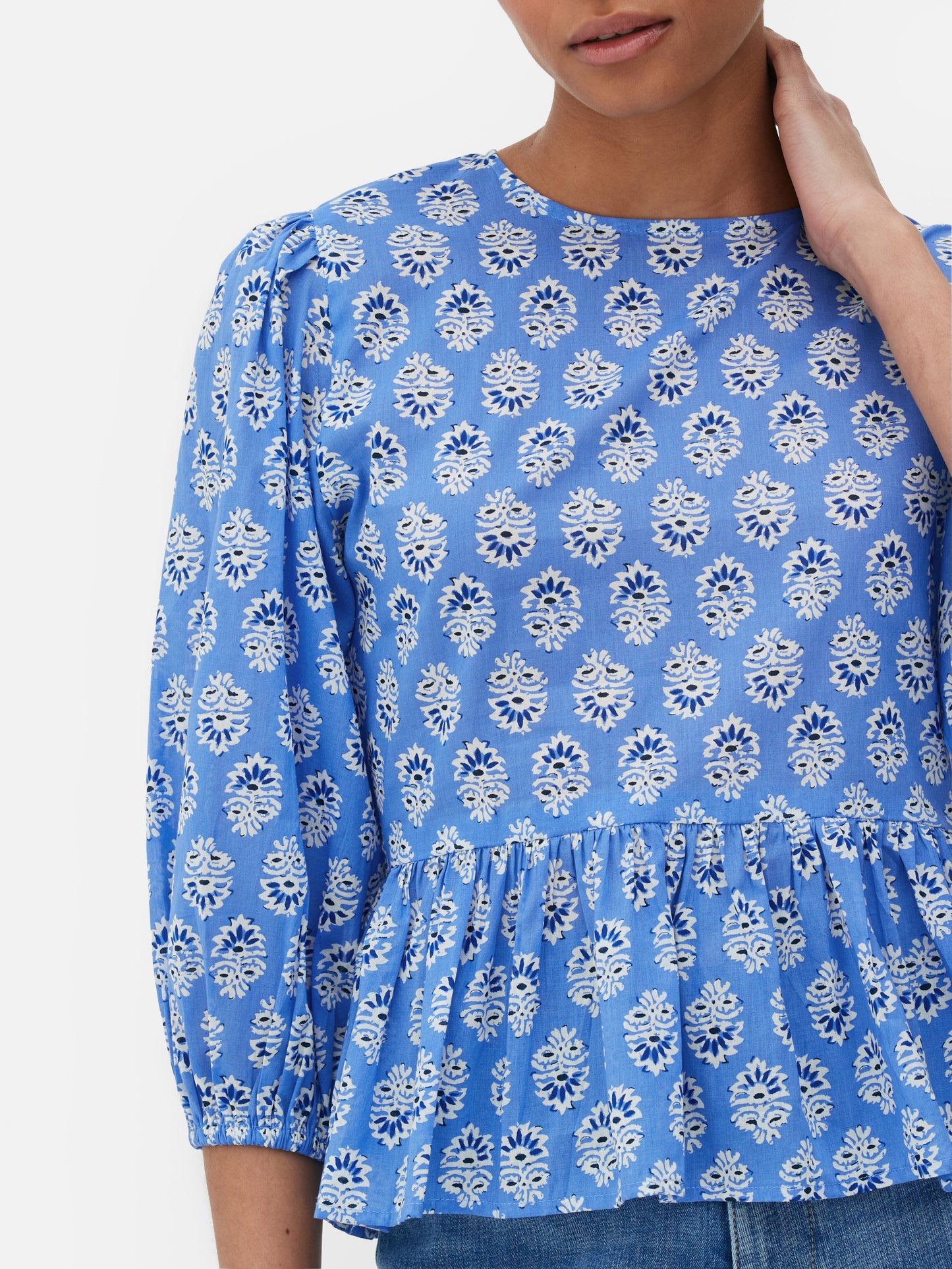 Blusa azul con estampado