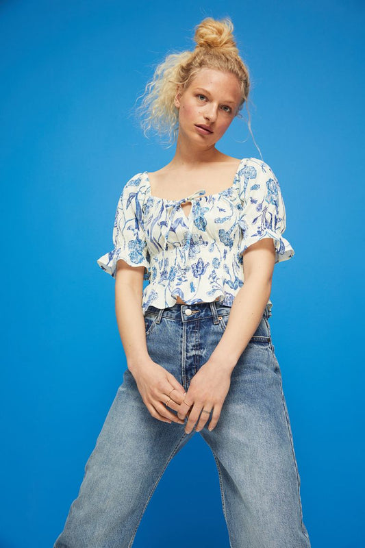 Blusa fruncida color blanco con flores azules