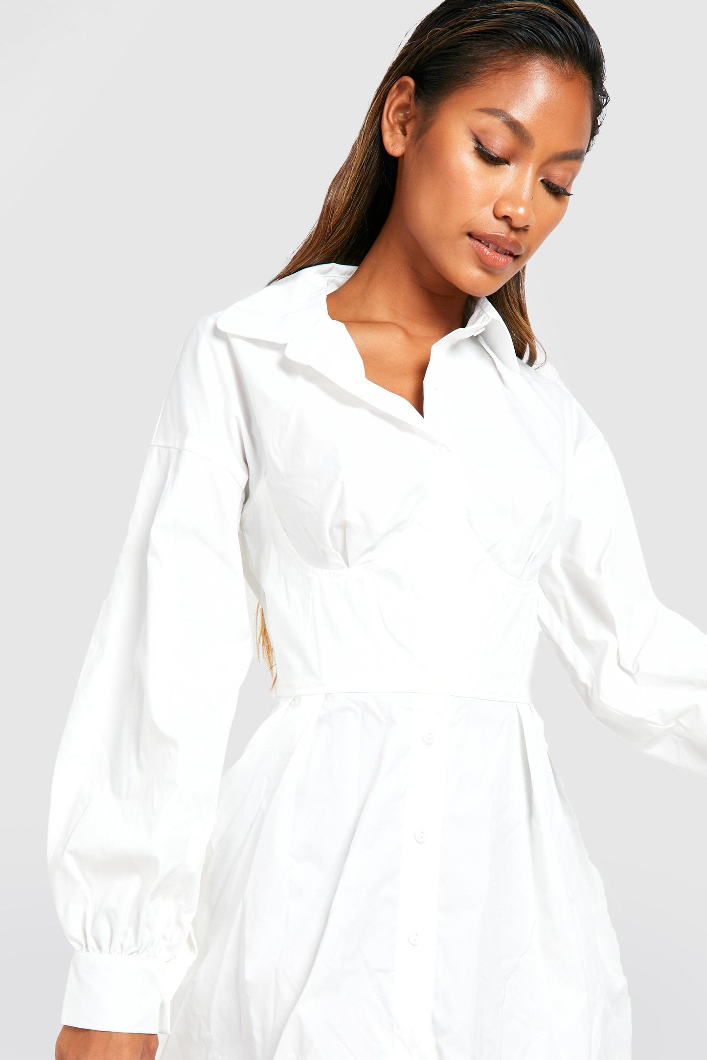 Vestido blanco tipo camisa oversize con corset