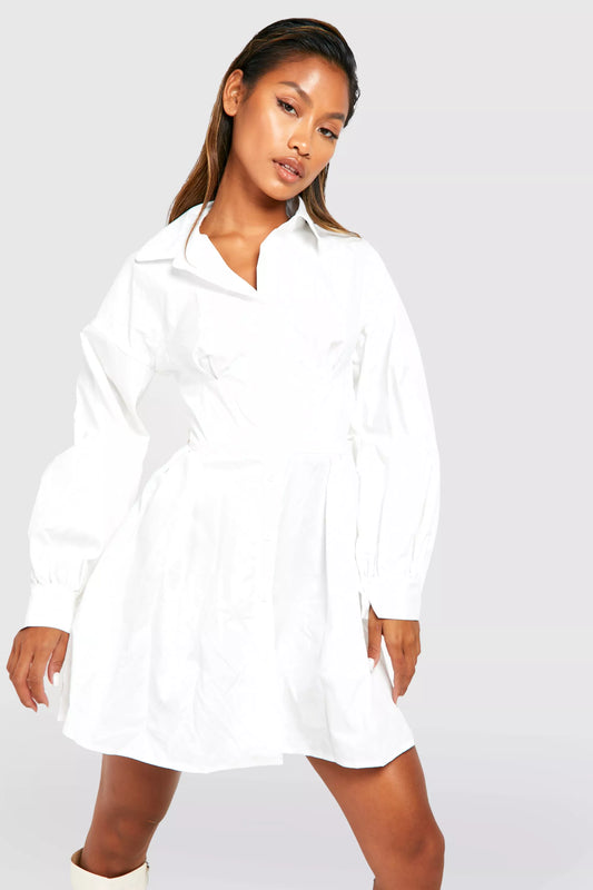 Vestido blanco tipo camisa oversize con corset